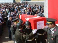 Aksaray Şehidine Ağladı