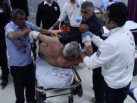 Bıçaklanan yaralının sedye üzerinde su isyanı