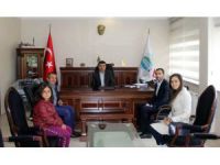 Topladıkarı atık kağıtlarla ihtiyaç sahibi engelliye tekerlekli sandalye aldılar
