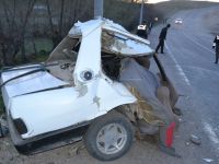Elektrik direğine çarpan araç 2'ye ayrıldı 2 yaralı