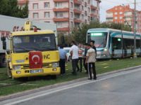 ’U’ dönüşü yapmak isteyen kurtarıcı, tramvay seferlerini 1 saat aksattı
