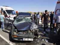 Otomobil İle Hafif Ticari Araç Çarpıştı: 3 Yaralı