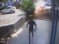 Çaldığı Telefonu Satma Çabası Kamerada