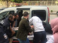 Kazada yaralanan yaşlı kadını hastaneye polis getirdi