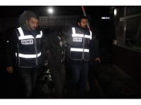Okul sıralarının tahtalarını kırıp demirlerini çaldı