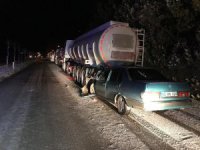 Otomobil park halindeki tankere çarptı: 1 yaralı