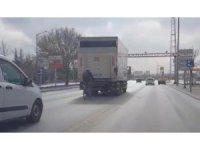 Bisikletle kamyon arkasındaki tehlikeli yolculuk hayrete düşürdü