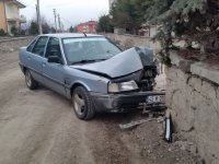 Otomobil duvara çarptı: 1 yaralı