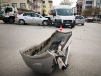 Aksaray’da servis minibüsü ile otomobil çarpıştı