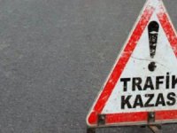 Tur otobüsü otomobille çarpıştı: 2 yaralı
