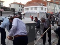 Başkan Belgemen İşçiler ve Meclis Üyeleriyle Birlikte Eskil Sokaklarını Temizledi!