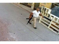 Elinde tüfek, belinde tabanca ile gitmiş