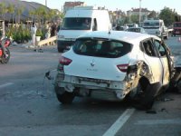 Otomobil, önce iki araca sonra direğe çarptı: 4 yaralı
