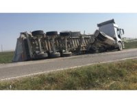 Kulu’da mucur çeken tırın dorsesi devrildi
