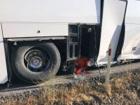Tur otobüsü bariyerlere çarptı: 5 yaralı