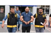 35 yıl hapis cezası bulunan şüpheli elbiselerin arasında yakalandı