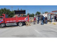 Konya’da su yüklü kamyonet devrildi: 2 yaralı