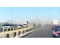 Seyir halindeki kamyonun tekerleği araçların üzerine fırladı