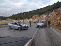 Hafif ticari araçla otomobil çarpıştı: 4 yaralı