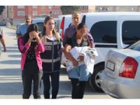 Hırsızlık şüphelisi kucağında bebeğiyle emniyete getirildi