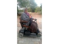 Engelli annenin akülü araba sevinci