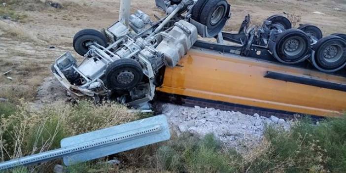 Eşmekaya'da hafriyat kamyonu kaza yaptı: 1 yaralı