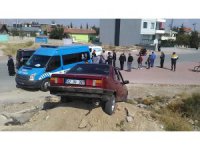 Ehliyetsiz sürücü polisten kaçarken anneyle kızına çarpıp kum yığınına saplandı