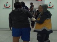 Bacağından bıçaklanan çocuğu yürüterek acile götürdü