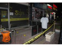 Kavgada bir kişi yaralandı dükkan camlarını sopa ve masayla kırdılar