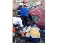 Devrilen kamyonda sıkışan sürücüyü AFAD ve itfaiye kurtarıldı