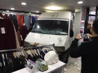 Kontrolden çıkan kamyonet giyim mağazasına girdi