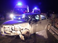 Üşüyen yaralı genç kızın üzerini itfaiye erleri montlarıyla örttü