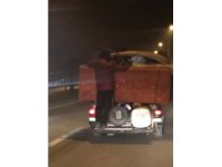 Eşya yüklü kamyonette tehlikeli yolculuk