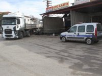 Tamir ettiği kamyon lastiği patlayınca yaralandı