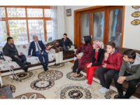 İsveç’ten gelen yardım tırındaki malzemeler engellilere dağıtılmaya başlandı