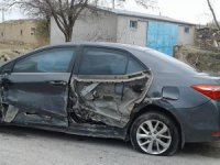 Seyir halinde kendini vurdu, otomobili kaymakamın aracına çarptı