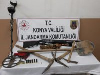 Define ararken jandarmaya yakalandılar
