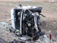 Aksaray’da servis minibüsü ile otomobilin çarpışması sonucu meydana gelen kazada 16 kişi yaralandı