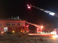 Elektrik kontağından çıkan yangın evi yaktı