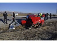 Otomobil elektrik panosuna çarptı: 6 yaralı