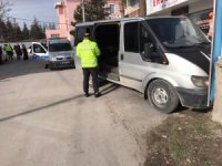 Kaçak göçmen taşıyan ehliyetsiz sürücü kovalamaca sonucu yakalandı