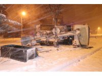 Elektrik arıza kamyoneti devrildi: 2 yaralı
