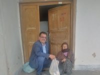 Muhtar Menderes Noyan kapı kapı gezip yaşlıların ihtiyaçlarını karşılıyor