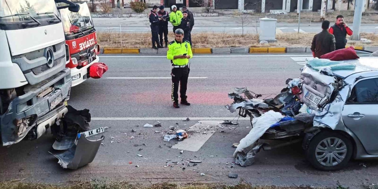 Freni tutmayan kamyon otomobile çarptı: 4 yaralı