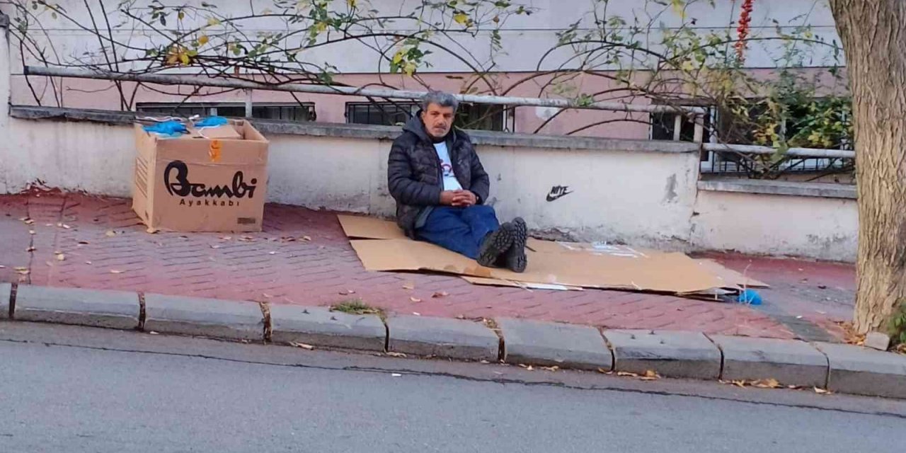 PKK terör örgütü tarafından oğlu kaçırılan babadan HDP binası önünde oturma eylemi