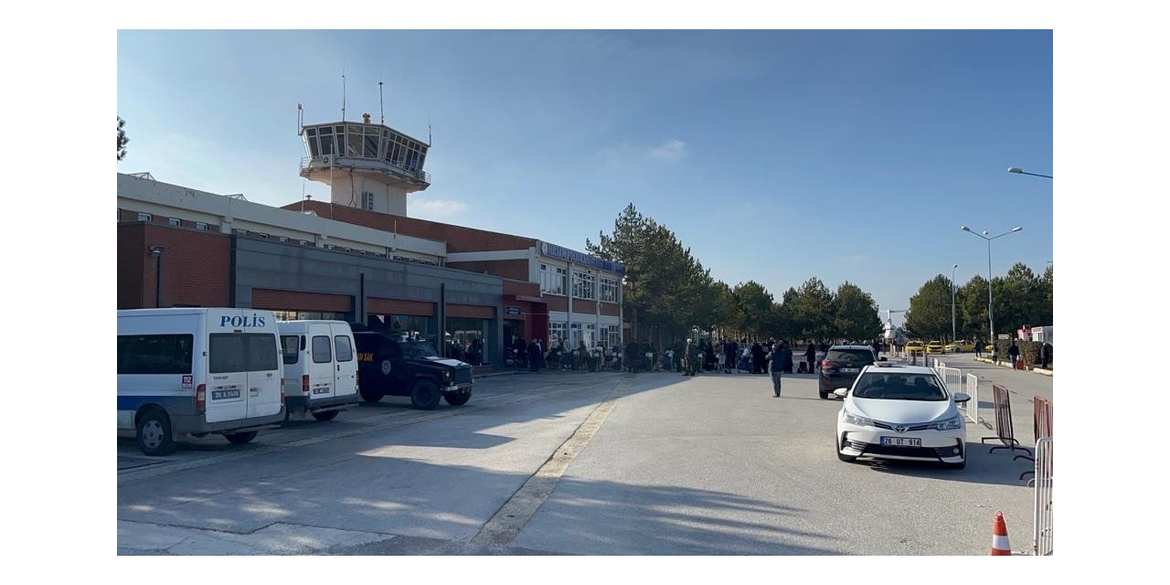 Sis yüzünden yolcu uçağı Eskişehir’e inemedi