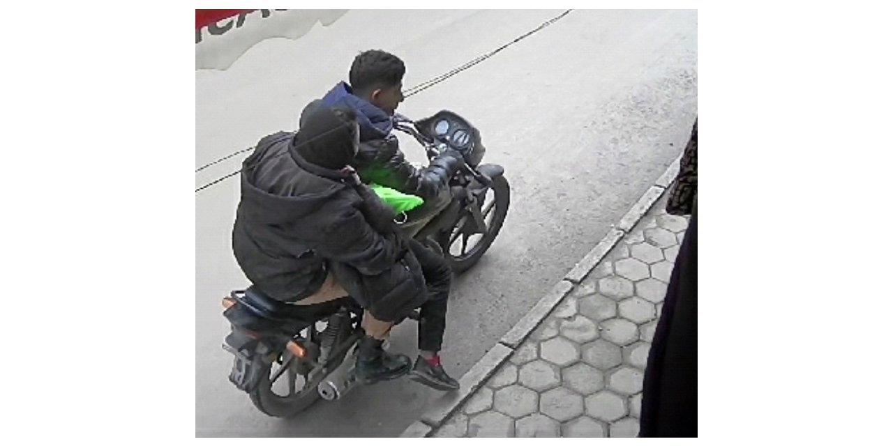 Motosikletle gelen hırsızlar saniyeler içinde kıyafet çaldı