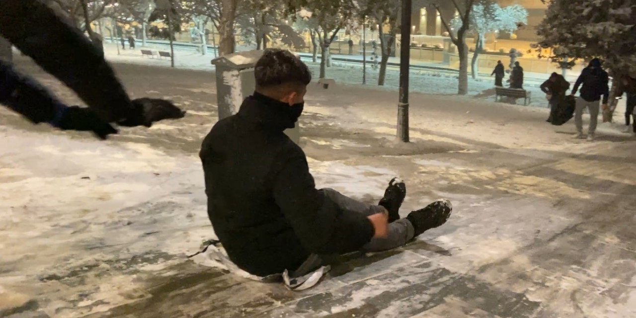 Konya’da naylon poşetli kayak keyfi