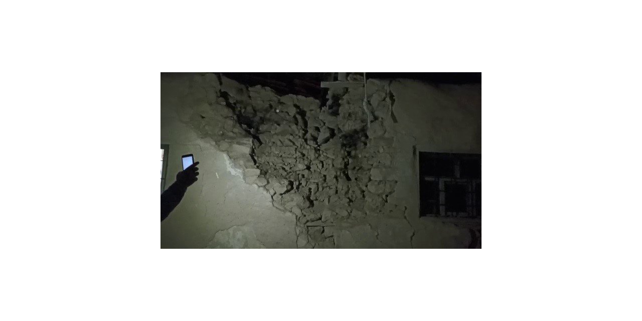 Sivas’ta depremden etkilenen bir bina tahliye edildi