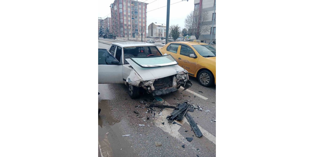 Duramayan Tofaş marka araç, ışıklarda bekleyen otomobile çarptı